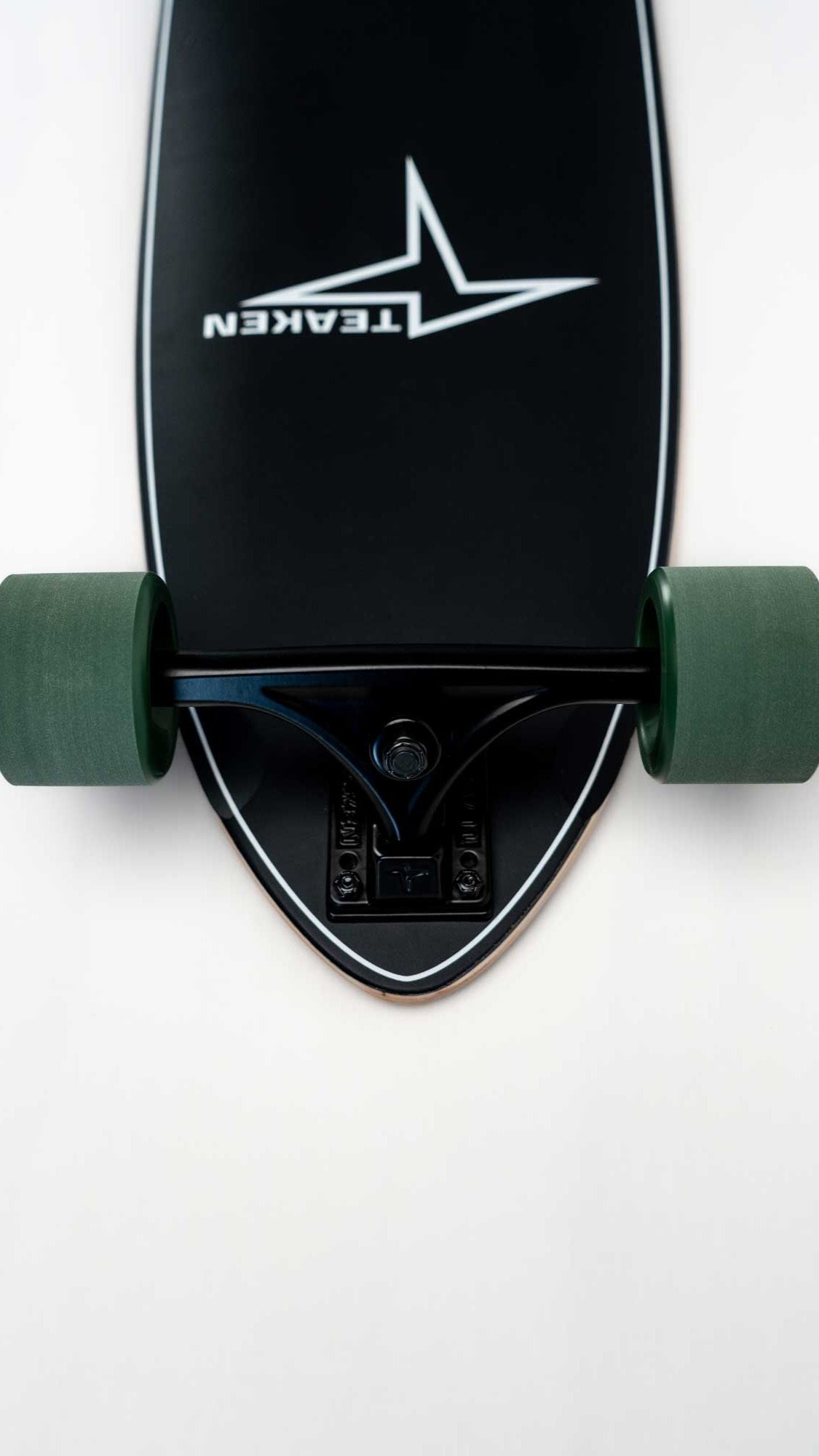 Gunner Skateboard - green wheels