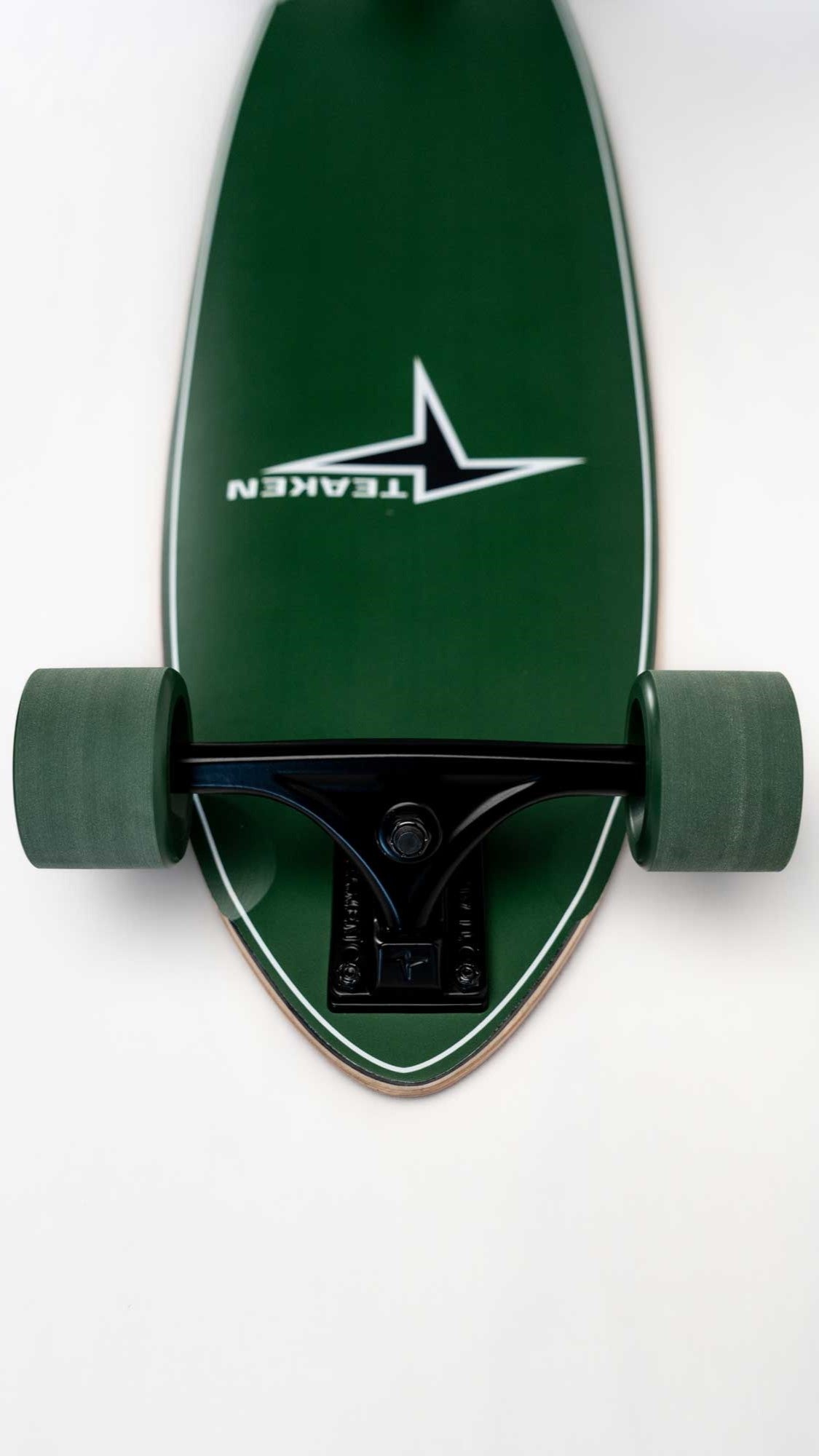 Gunner skateboard - green wheels
