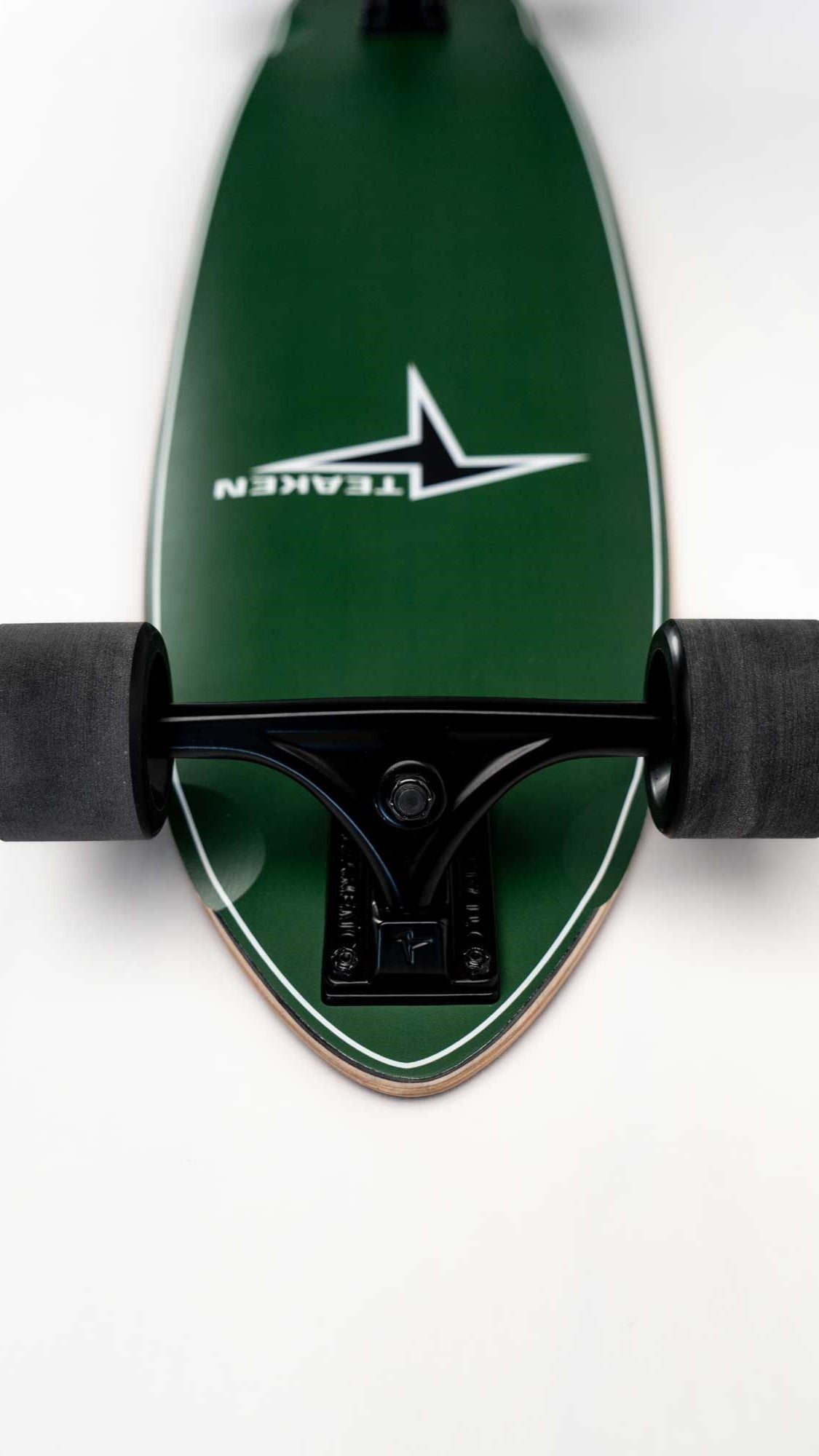 Gunner Skateboard - black wheels