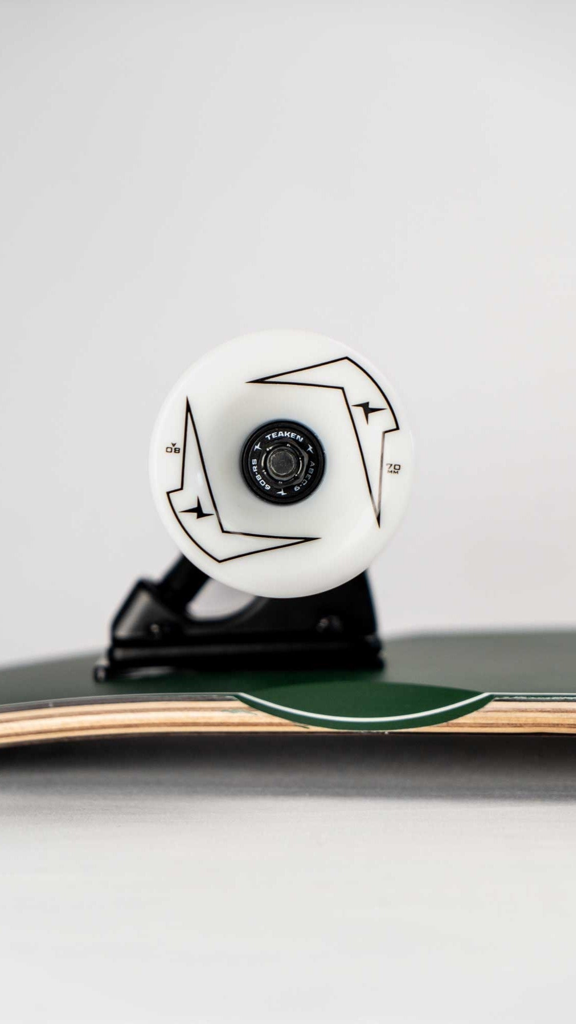 Gunner Skateboard - white wheels